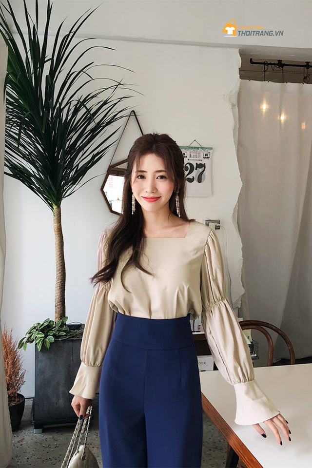 Áo blouse cổ vuông tay loe lạ mắt