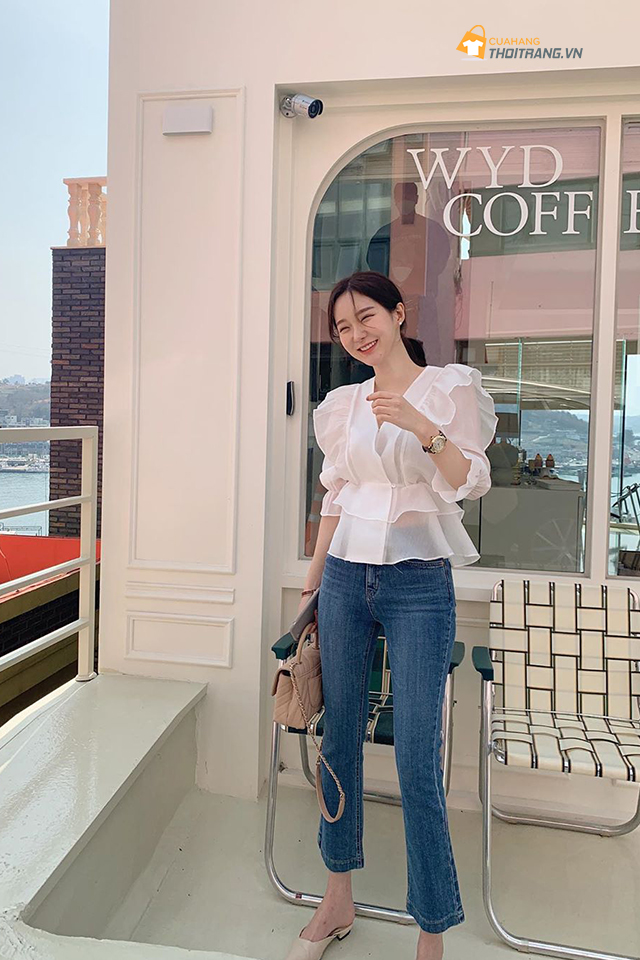 Áo blouse bèo tay, chiết eo màu trắng trẻ trung