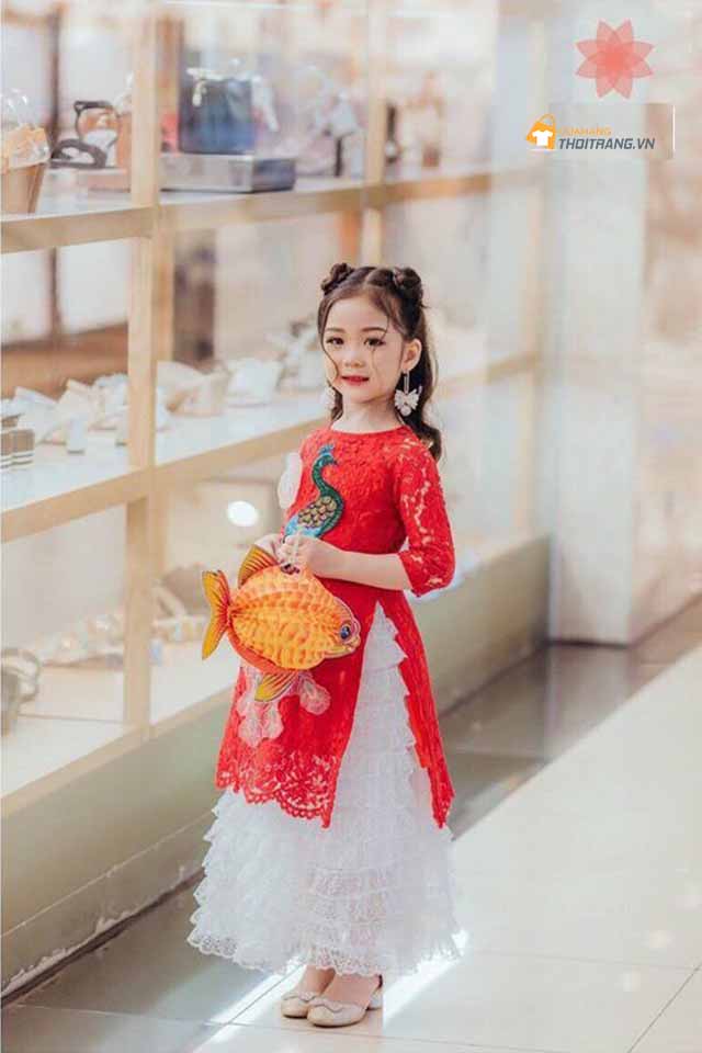 Áo dài cách tân vải ren phối chân váy thêu hình chim hạc cho bé