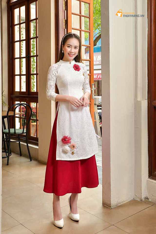 Áo dài cách tân vải ren hoa nổi