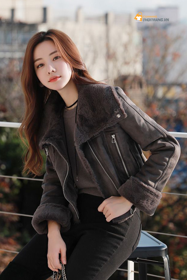 Áo Mustang là kiểu áo khoác da lộn, bên ngoài cản gió tốt, bên trong lót lông dày để giữ ấm