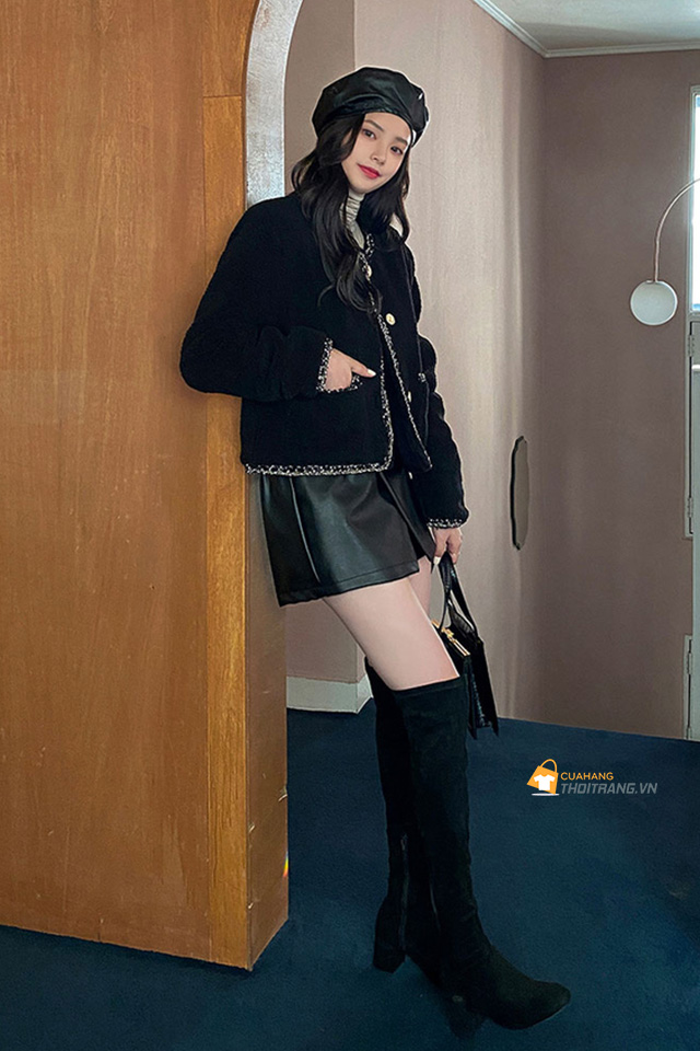 Áo dạ tweed phối chân váy da và boot đùi sang chảnh