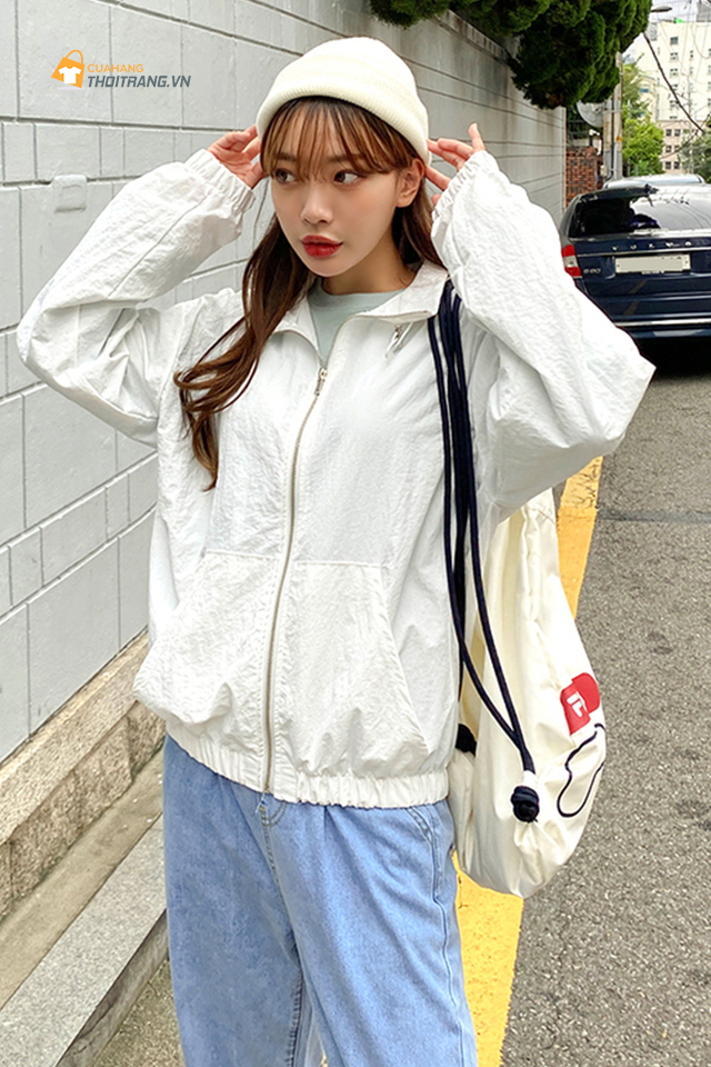 Áo khoác gió thường được làm từ chất liệu vải nylon hay polyester mỏng rất hiệu quả để che chắn trong những ngày mưa phùn.