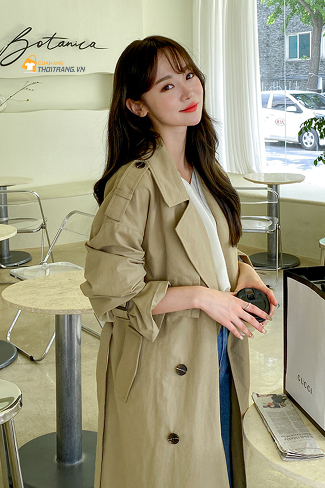 Không chỉ có khả năng che chắn gió mưa, giữ ấm. Chiếc áo trench coat còn mang đến vẻ thanh lịch đặc biệt với phong cách unisex.