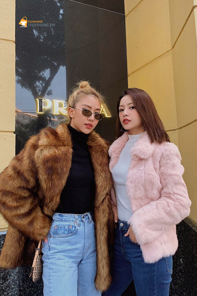 Phối áo khoác lông với áo len trơn cao cổ và quần jean tưởng chừng đơn giản nhưng lại rất cá tính