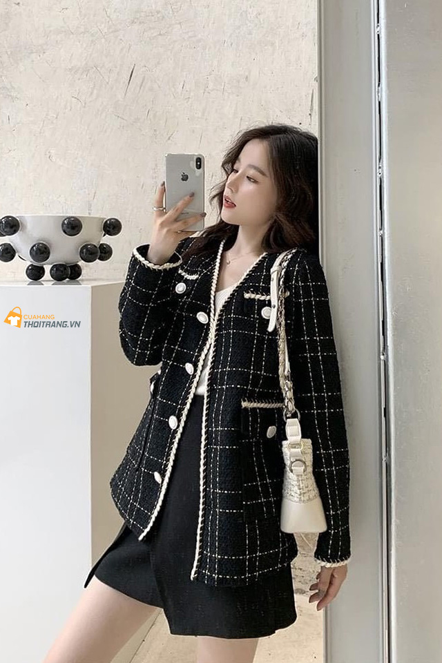 Áo khoác vải tweed dáng dài kết hợp áo hai dây và chân váy ngắn