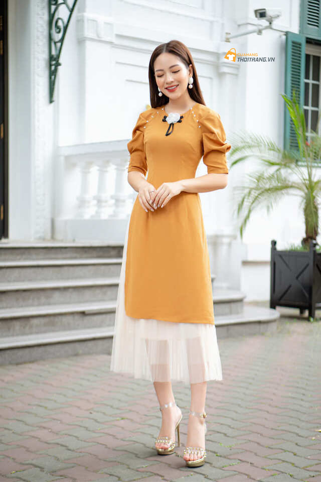 Áo dài cô tròn kèm tag hoa phối chân váy