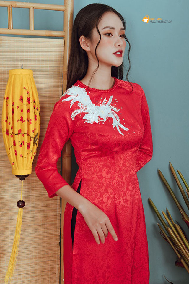 Áo dài cổ tròn thêu hoa trước ngực