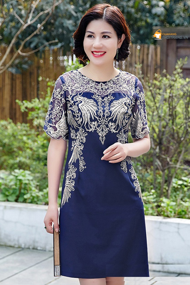 Đầm ren họa tiết sang chảnh cho quý cô công sở
