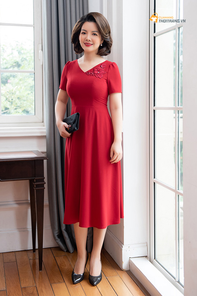Hồi xuân với 8 mẫu đầm trung niên màu đỏ đẹp rực rỡ