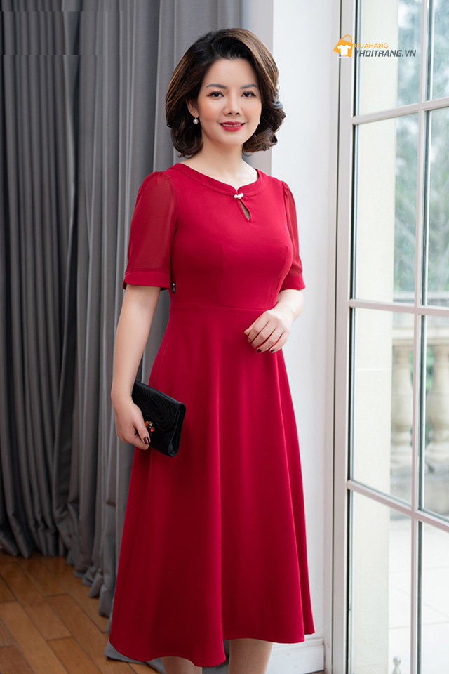 Đầm trung niên màu đỏ dáng xòe cổ giọt nước