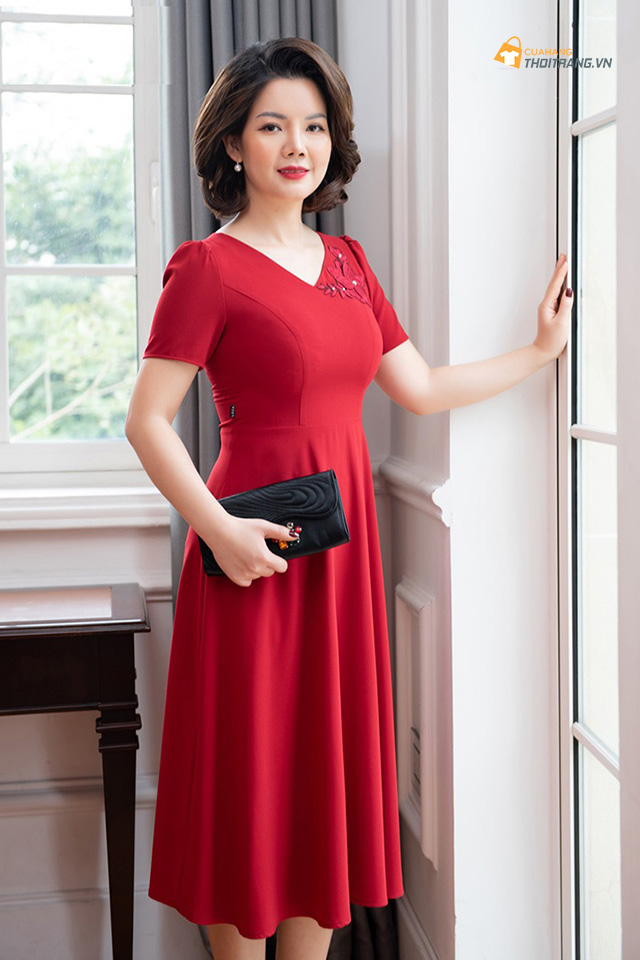 Đầm trung niên cổ V thêu hoa sang trọng