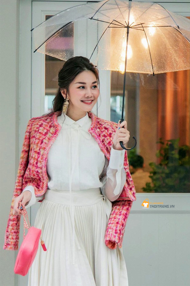Áo dạ choàng vải tweed phối áo sơ mi và chân váy xếp ly
