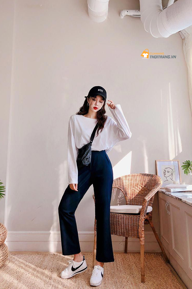 Áo thun basic kết hợp quần jean ống loe cá tính