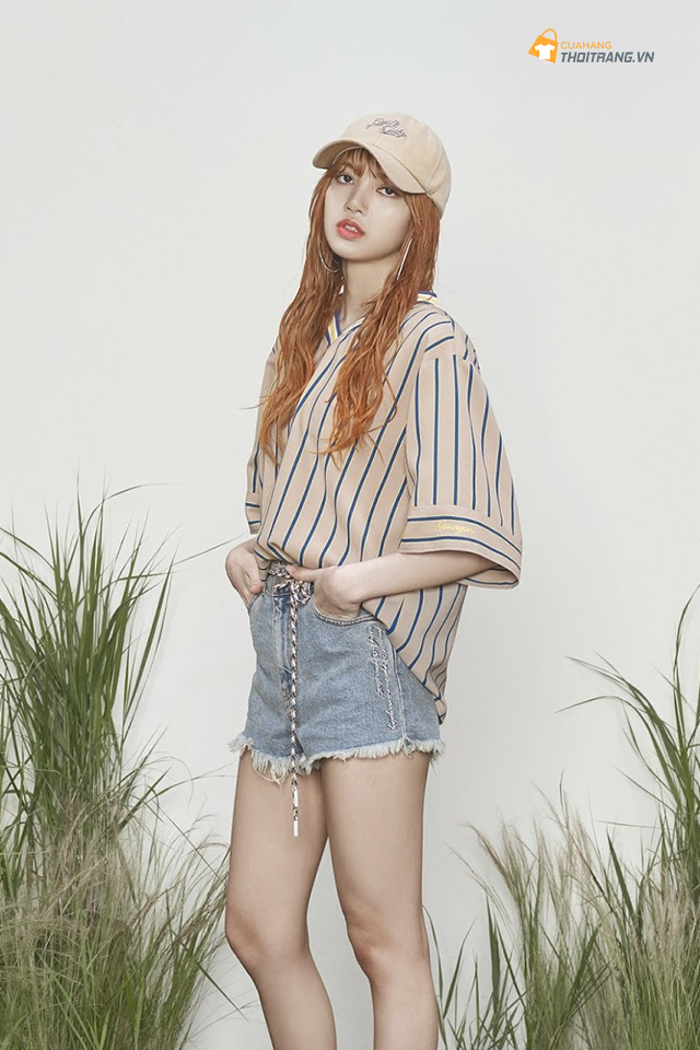 Trang phục yêu thích của những cô gái artsy thường là áo thun màu vàng kết hợp cùng quần jeans sáng màu