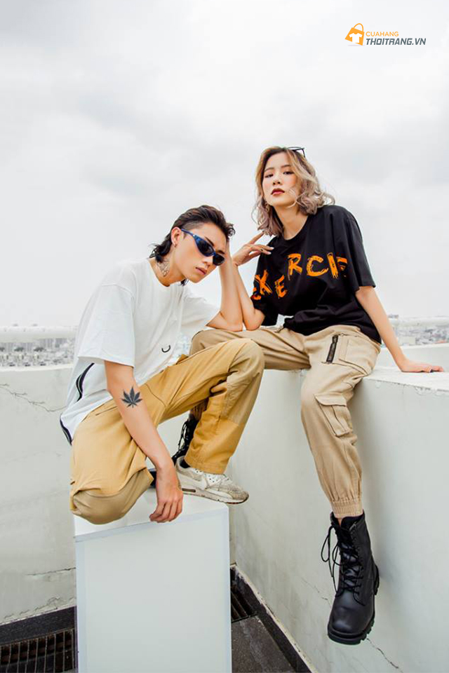 Bạn có thể nhận ra phong cách grunge qua chiếc áo thun in tên một ban nhạc