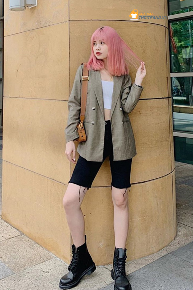 Áo blazer phối croptop và quần ngố jean hack chân dài cả mét
