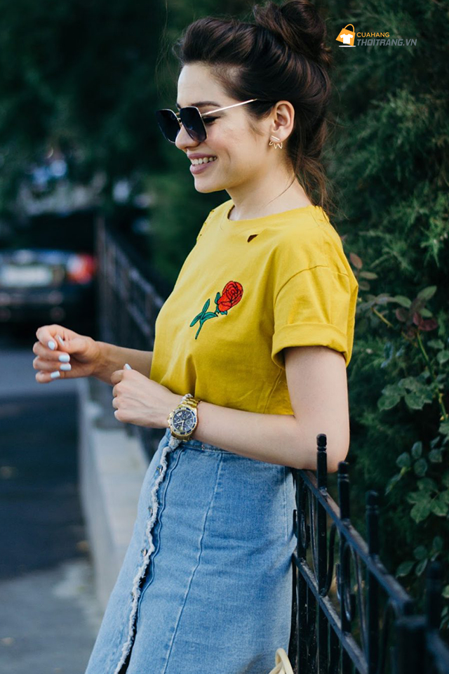 Áo phông màu vàng mù tạt phối chân váy denim